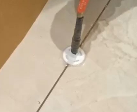 修武瓷砖空鼓维修公司专业解答瓷砖在铺贴过程中，如果没有涂抹均匀到位的粘结材料（如水泥砂浆或瓷砖胶），可能会导致以下问题